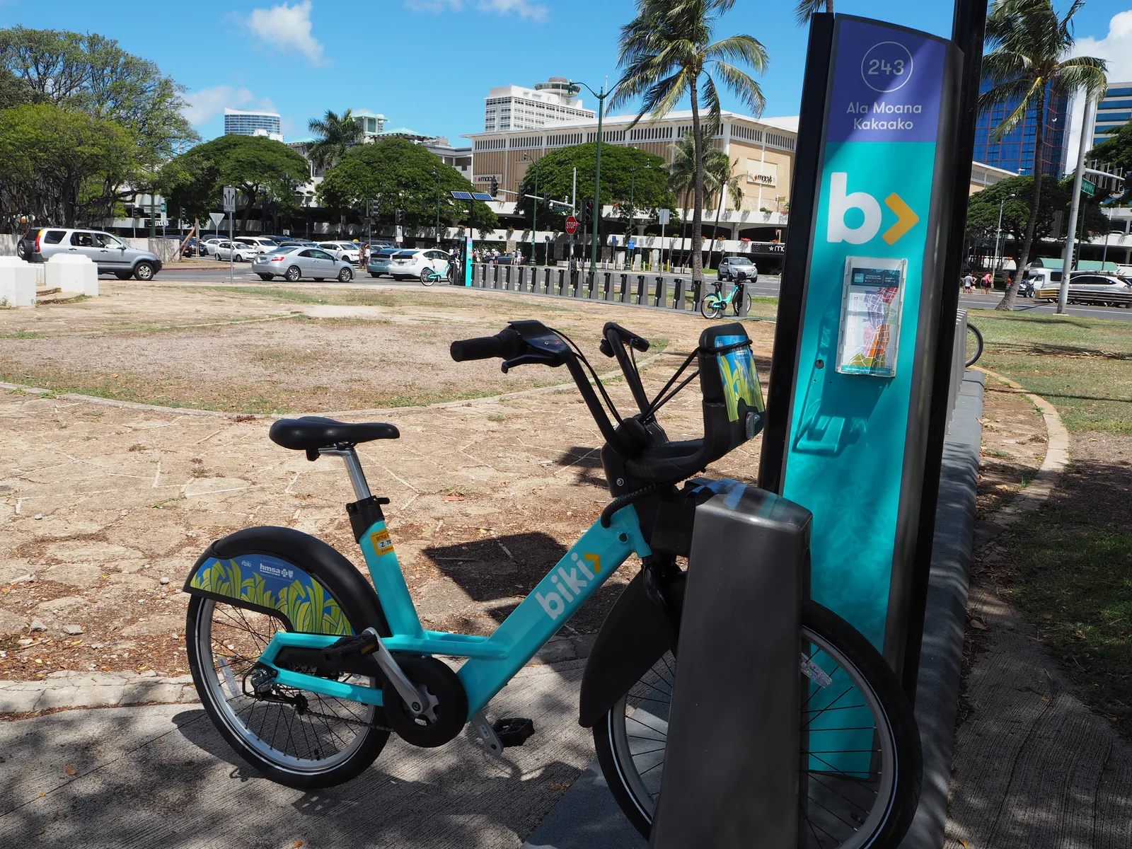 グレーのドックに前輪を差し込んで止まっているBikiの自転車と、ステーション番号の書かれた案内柱