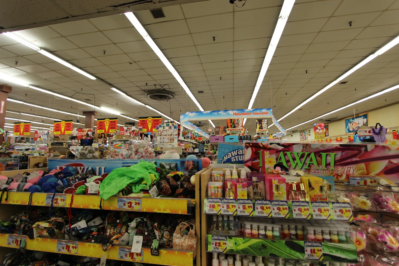 天井の高い売り場に「Hawaiian Souvenir」の看板が掛かり、ハワイ柄のバッグやぬいぐるみ、コスメが並んでいる