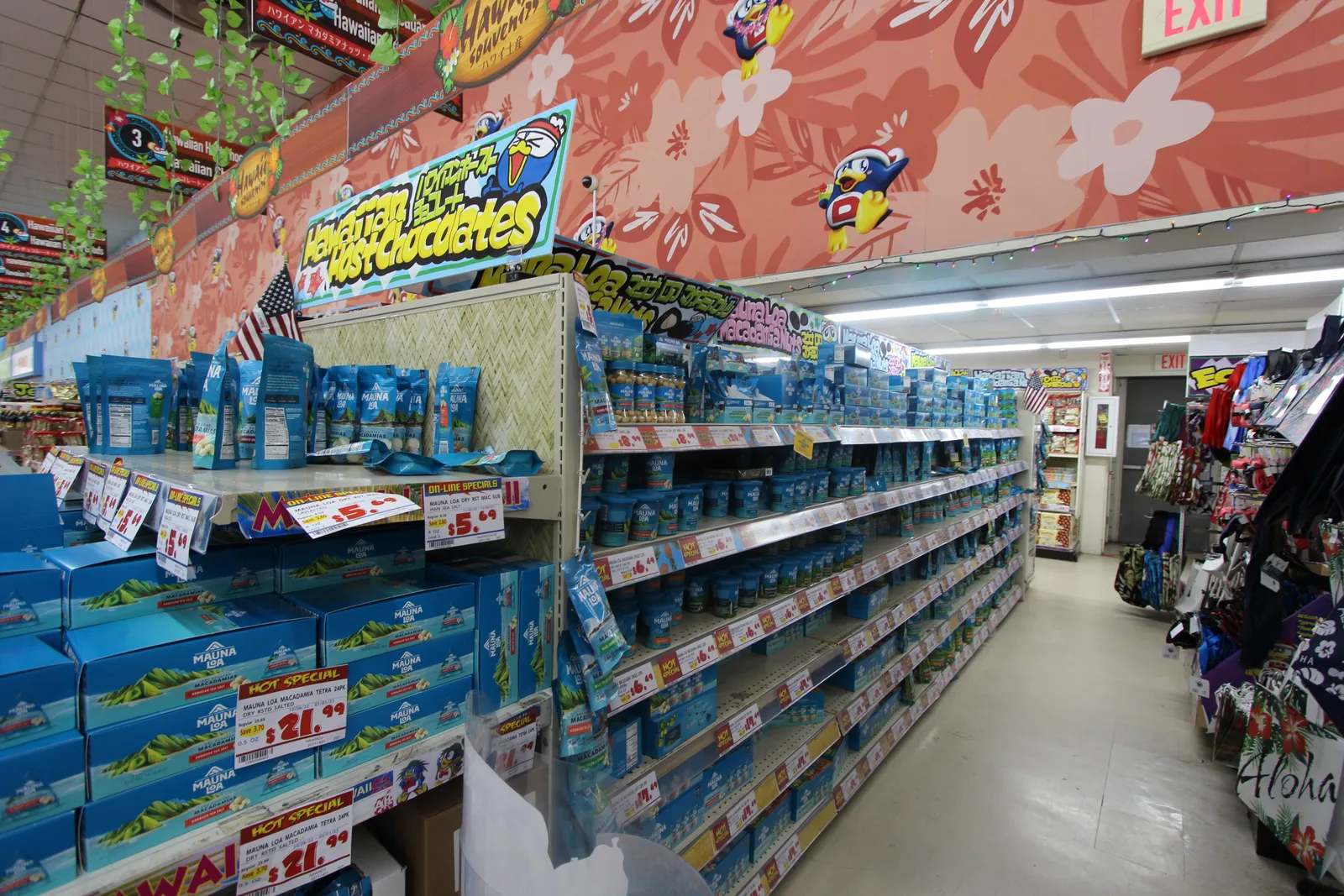 マウナロアの青い箱やハワイアンホーストのチョコが通路の両側にぎっしり並ぶ売り場。壁にはドンペンの絵