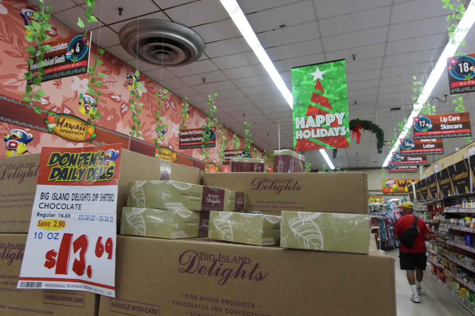 「BIG ISLAND DELIGHTS」のチョコがけショートブレッドの箱が積まれ、通常16.59ドルのところ13.69ドルの値札が付いている