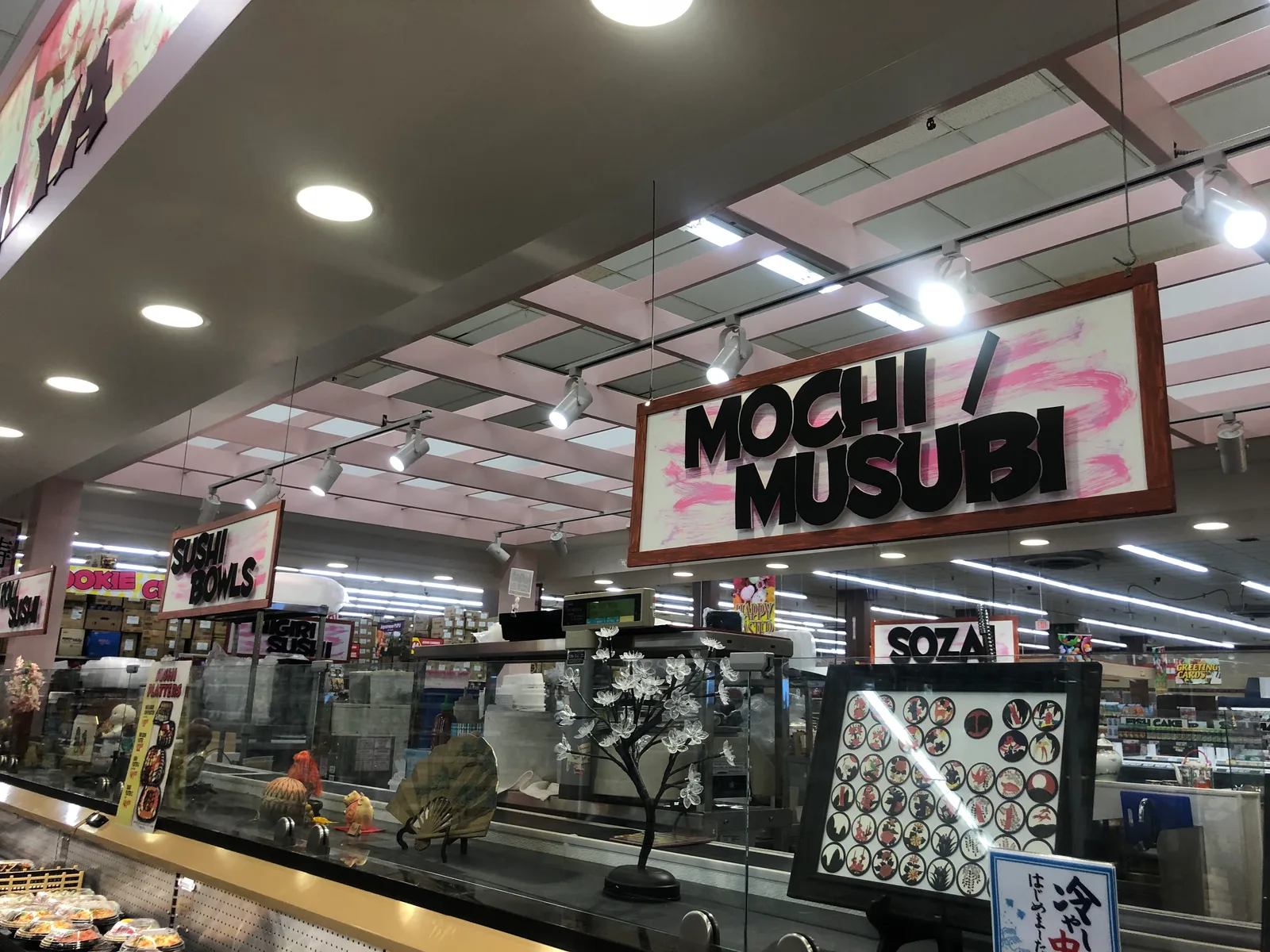 「MOCHI / MUSUBI」「SUSHI BOWLS」「SOZAI」の看板が掛かった、お惣菜のカウンター