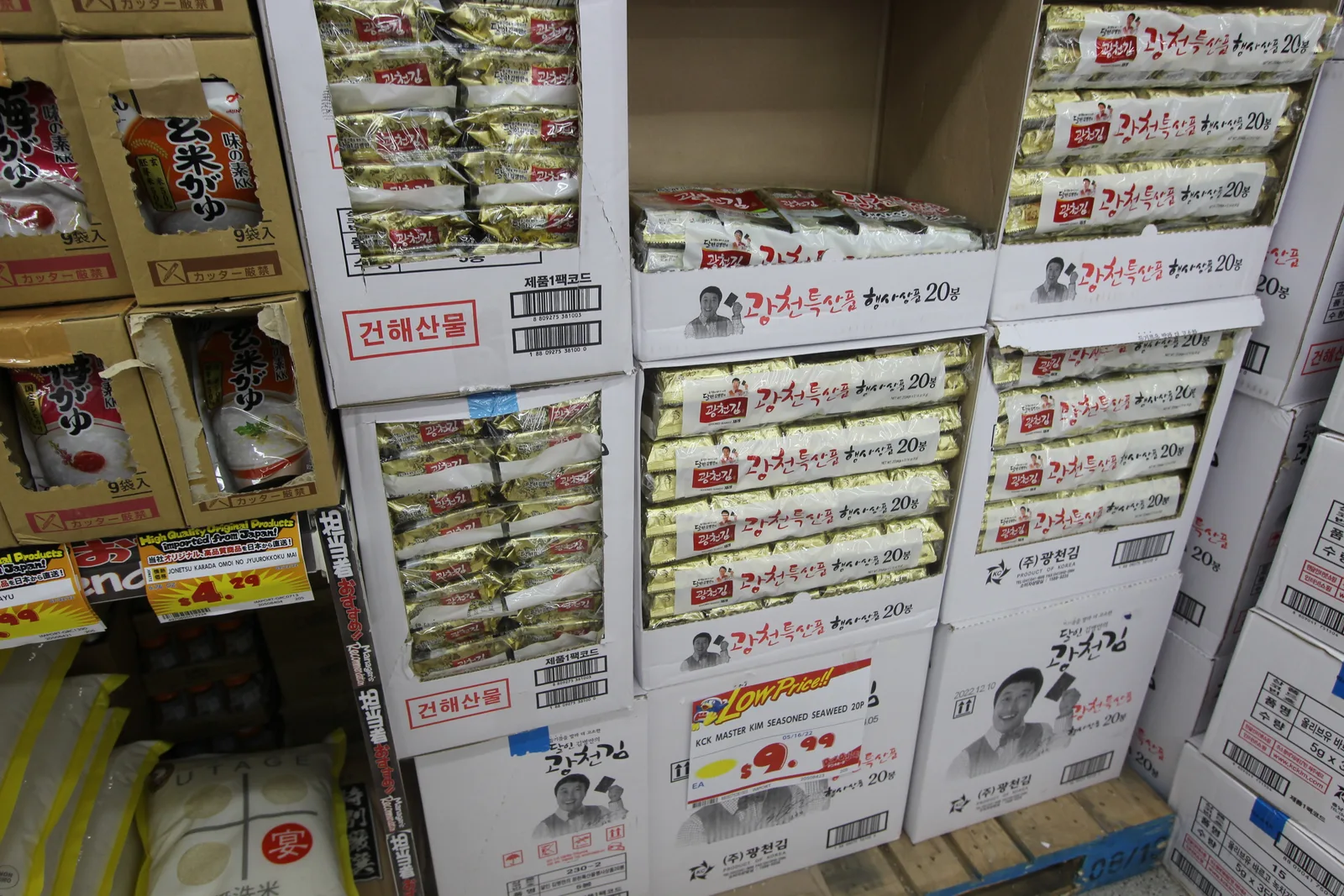 韓国の味付けのりの袋が段ボールごと積まれ、9.99ドルの値札が付いている