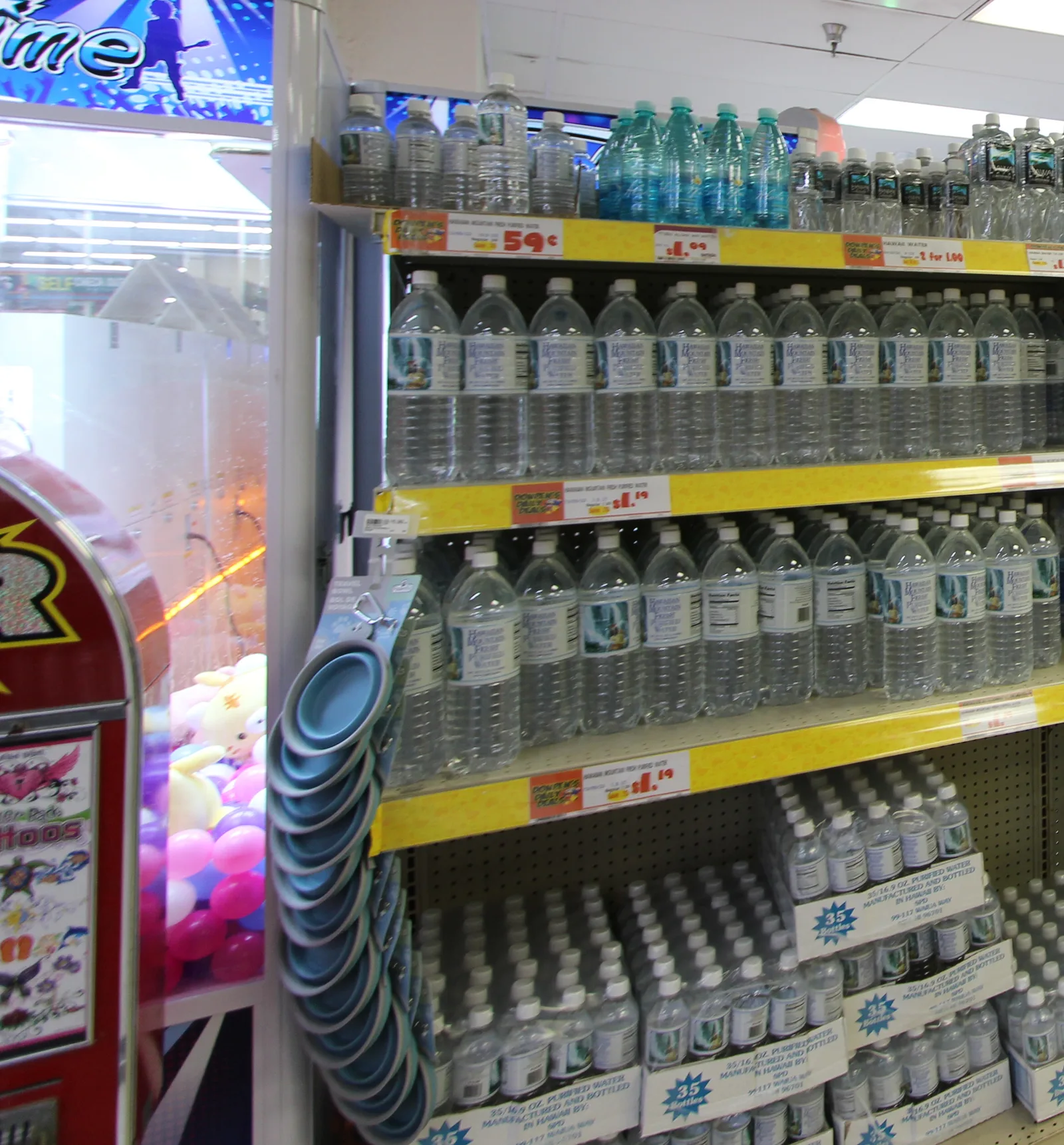 ペットボトルの水が棚いっぱいに並び、59セントの値札が付いている