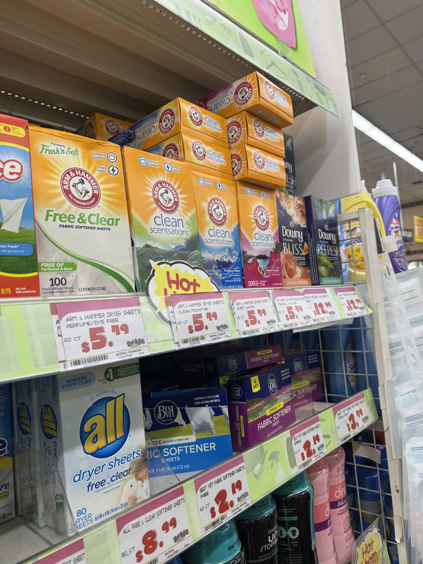 アーム&ハンマーなどの柔軟剤シートの箱が並び、5.79ドルの値札が付いている
