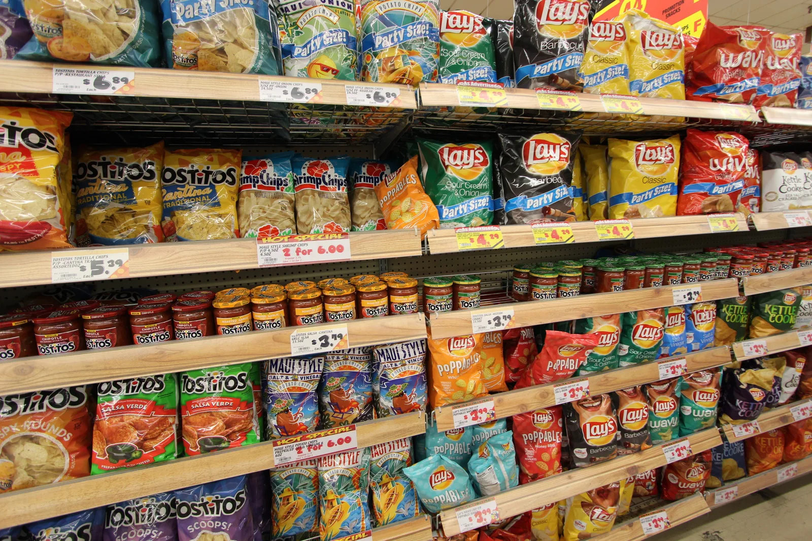 ポテトチップスの大袋が並ぶ棚に「2 for 6.00」の値札が付いている