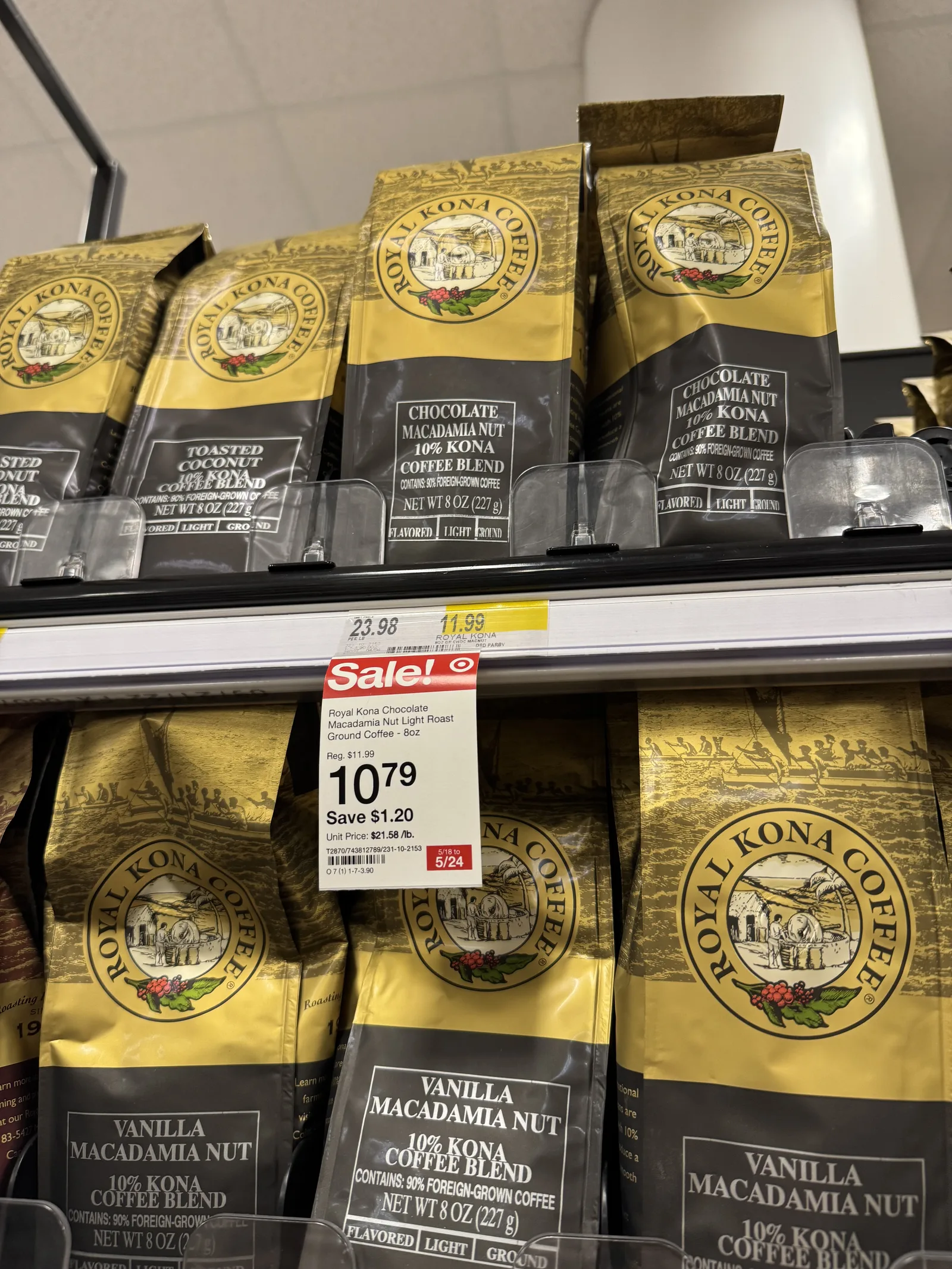 ロイヤルコナコーヒーのチョコレートマカダミアナッツとバニラマカダミアナッツの袋。「10% KONA COFFEE BLEND」「CONTAINS: 90% FOREIGN-GROWN COFFEE」と書かれ、セール価格10.79ドルの値札が付いている