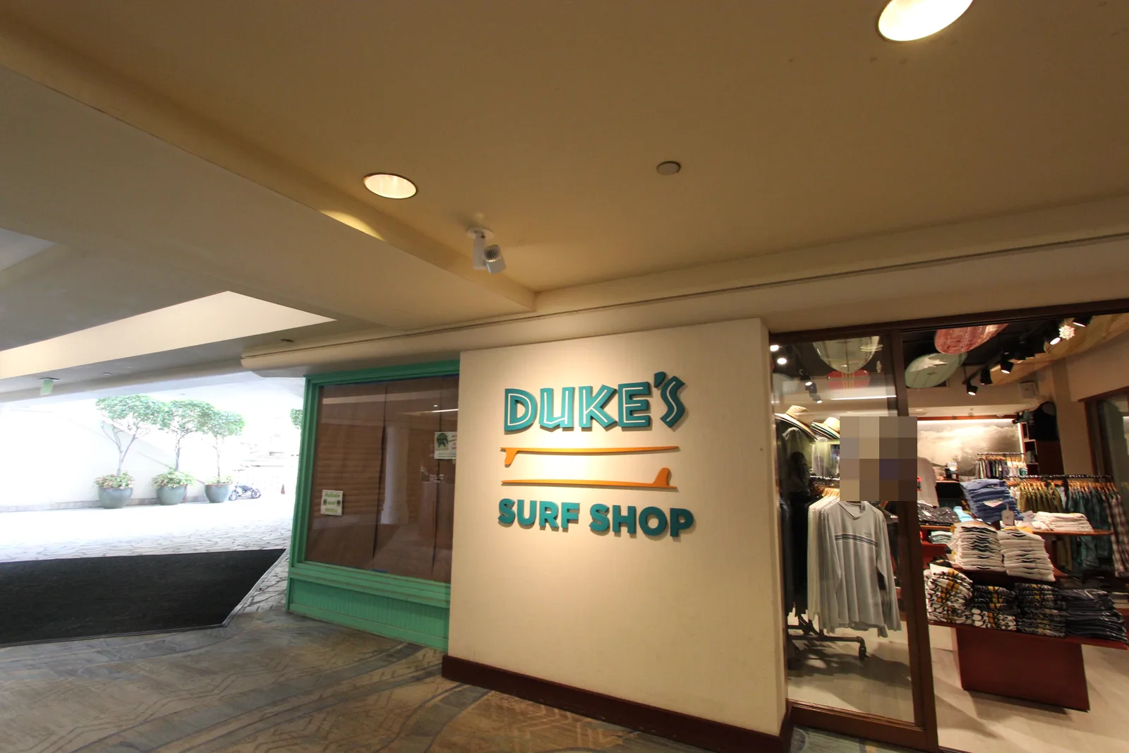 DUKE'S SURF SHOPの看板が掛かった、アウトリガー・ワイキキ・ビーチ・リゾート館内のショップの入り口