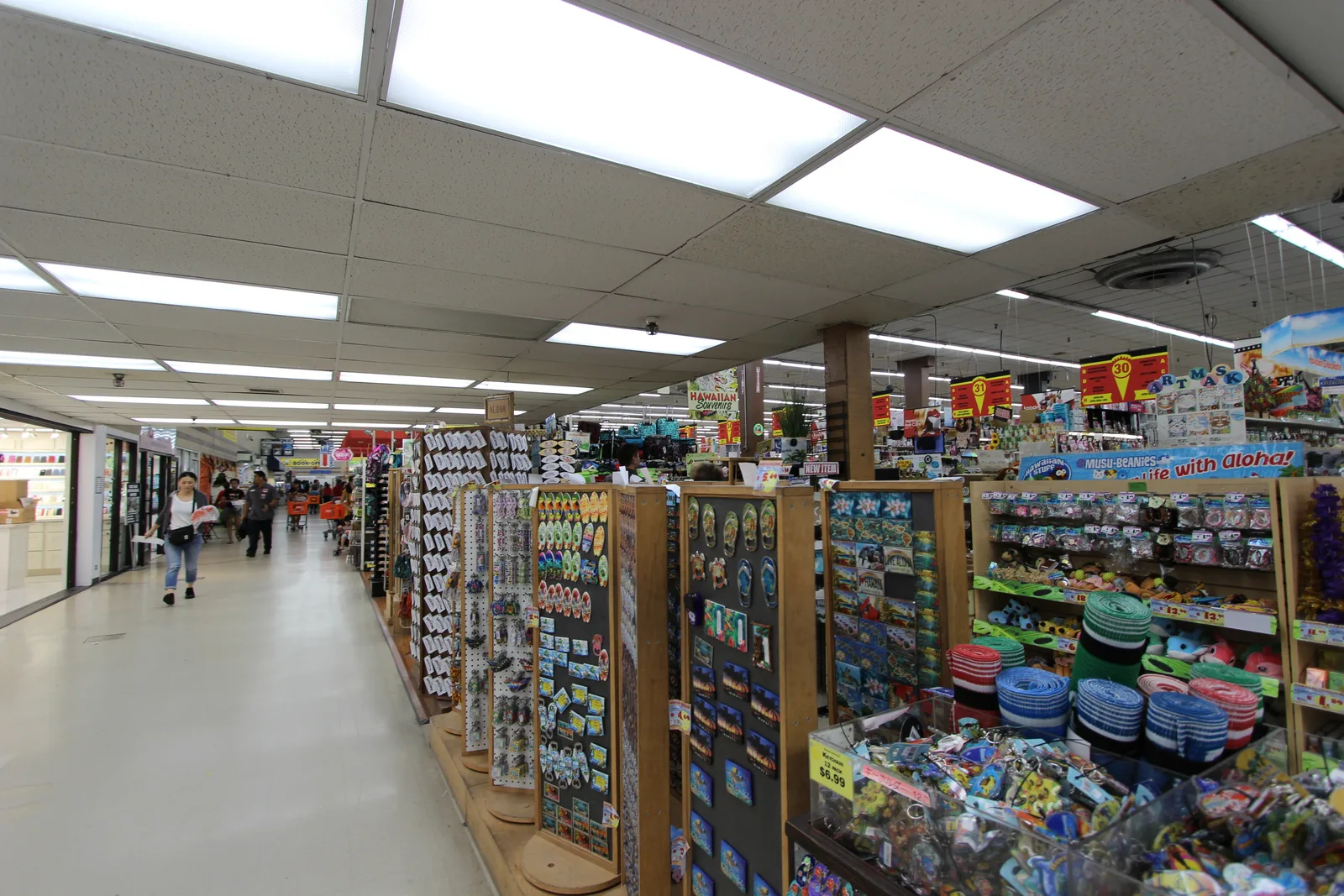 マグネットやキーホルダーなどハワイ土産が並ぶ売り場と、その横に続く広い通路
