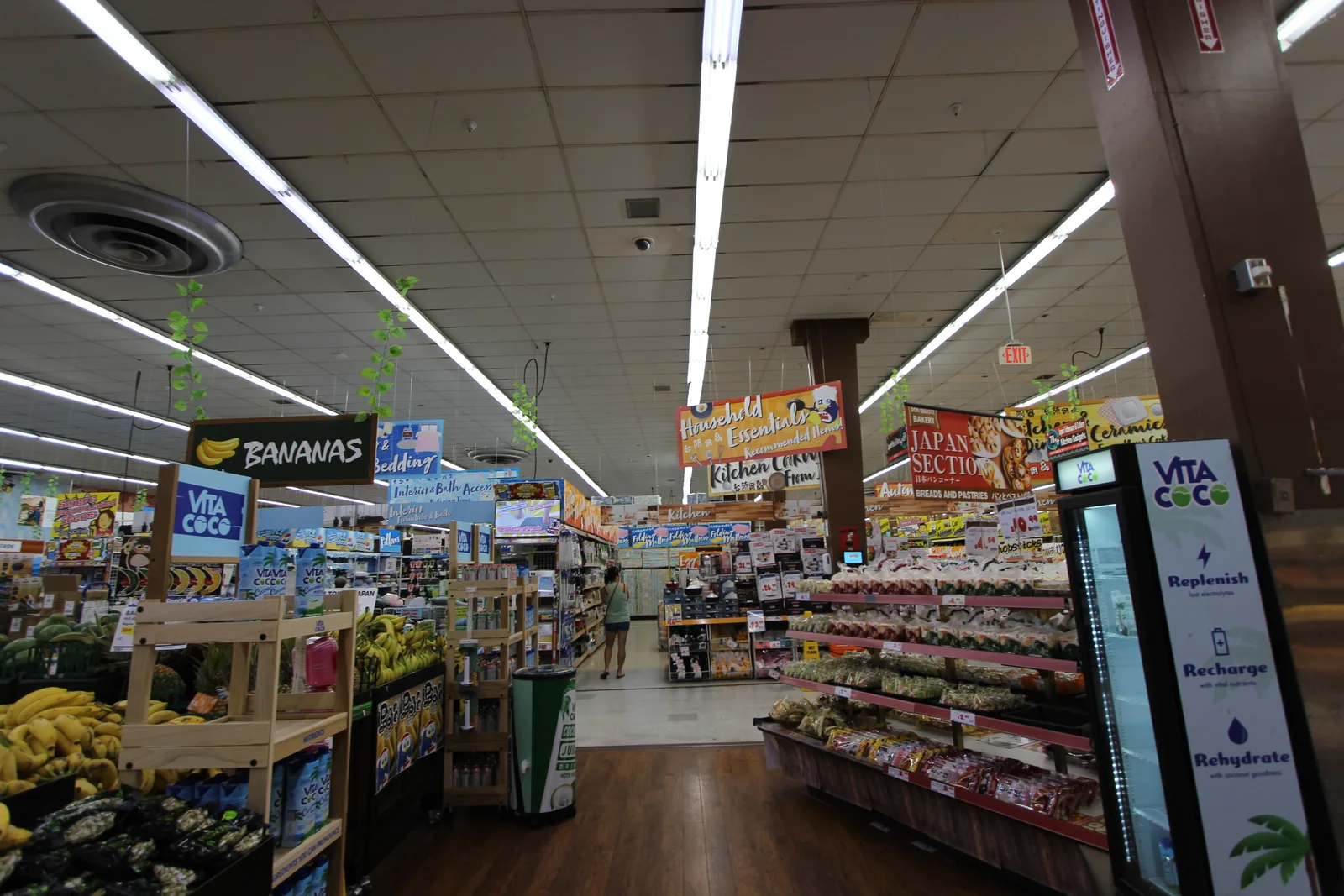 バナナが山積みの青果売り場の奥に、「JAPAN SECTION」の看板が掛かった日本のパンやお菓子の棚が見える