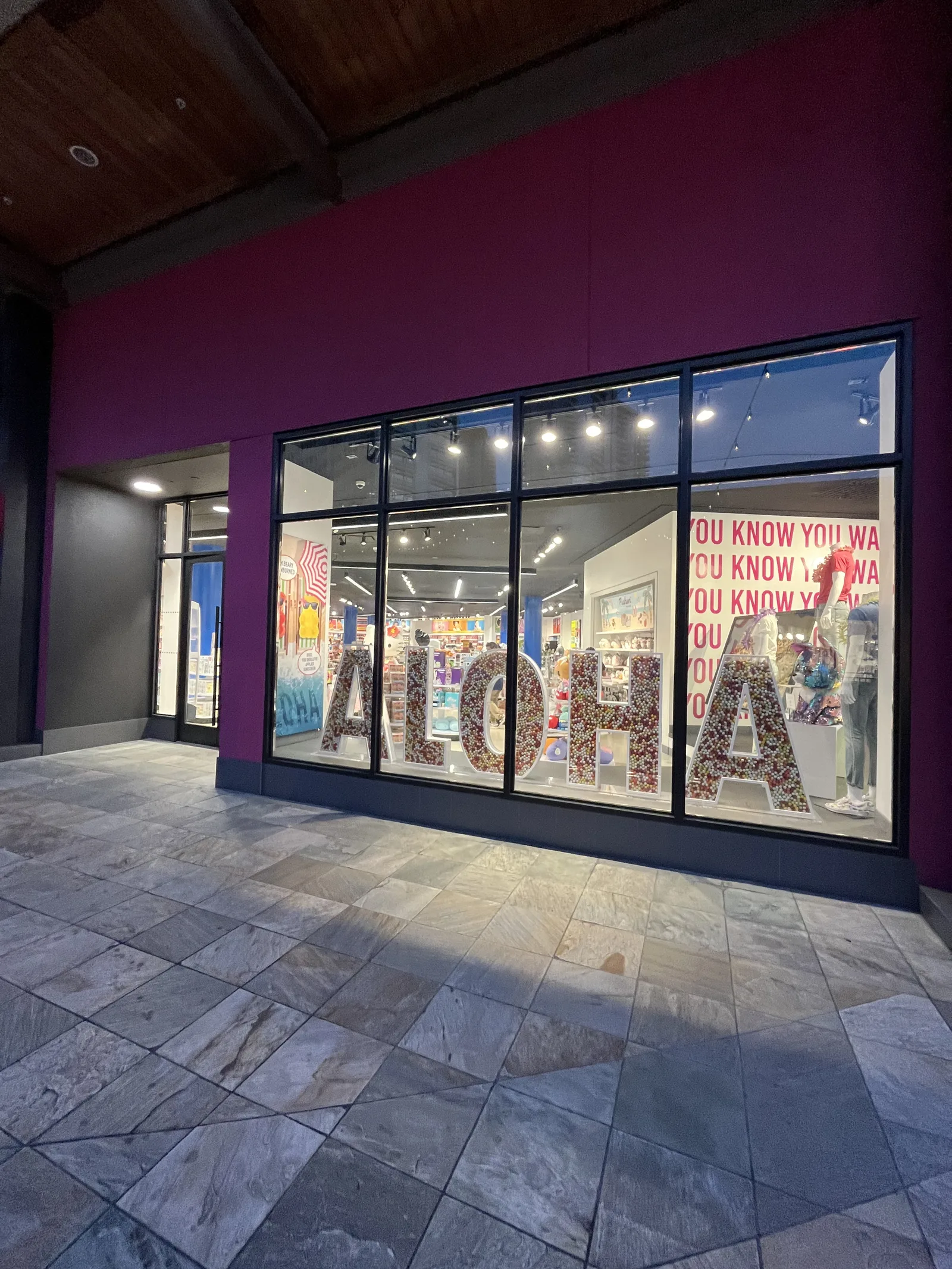 IT'SUGARアラモアナ店のショーウィンドウに描かれたALOHAの文字