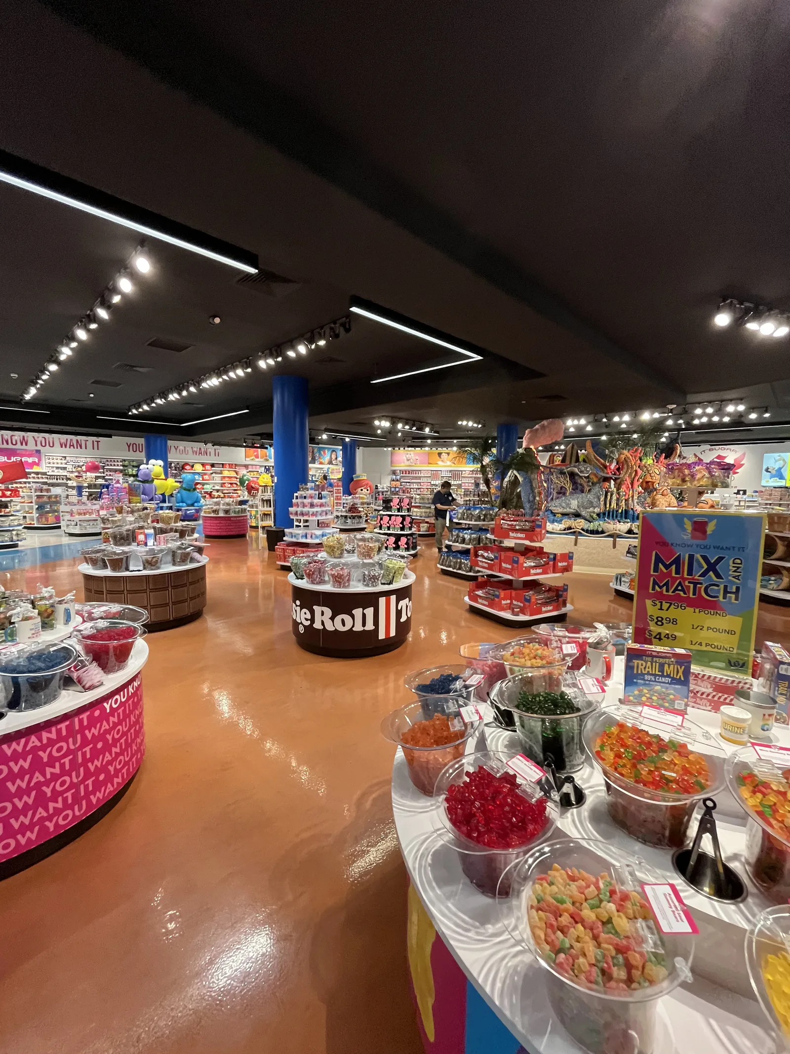 IT'SUGAR店内に広がるキャンディ売り場と量り売りステーション