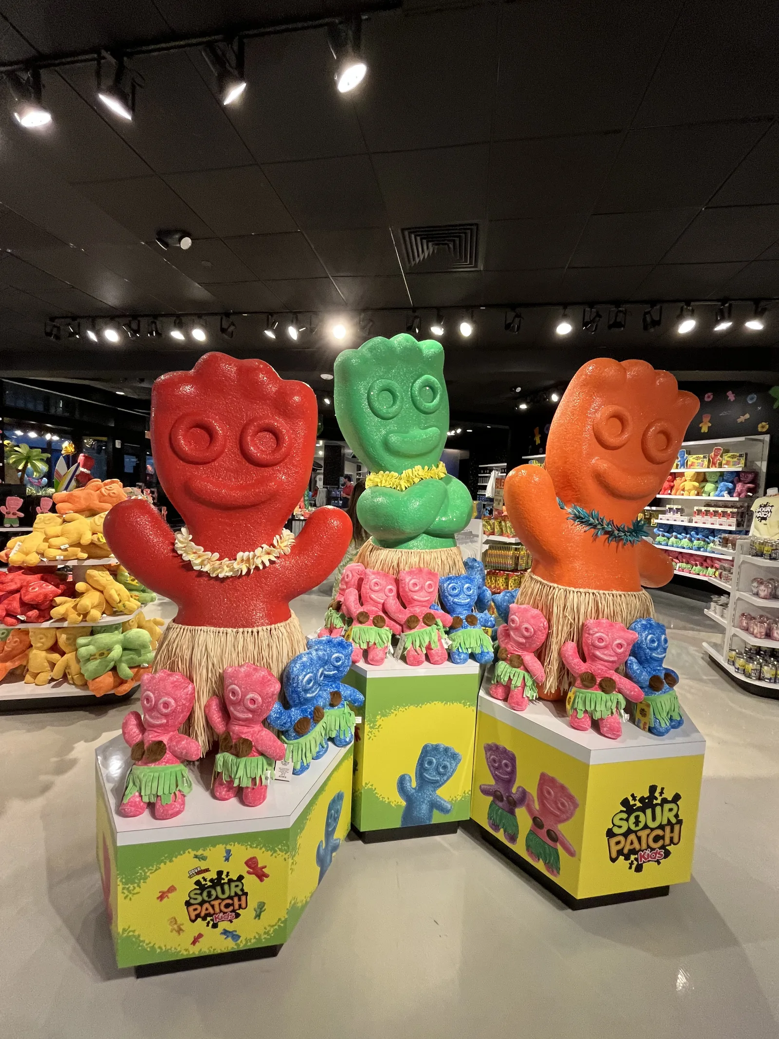 腰みのとレイを着けたSour Patch Kidsの巨大像