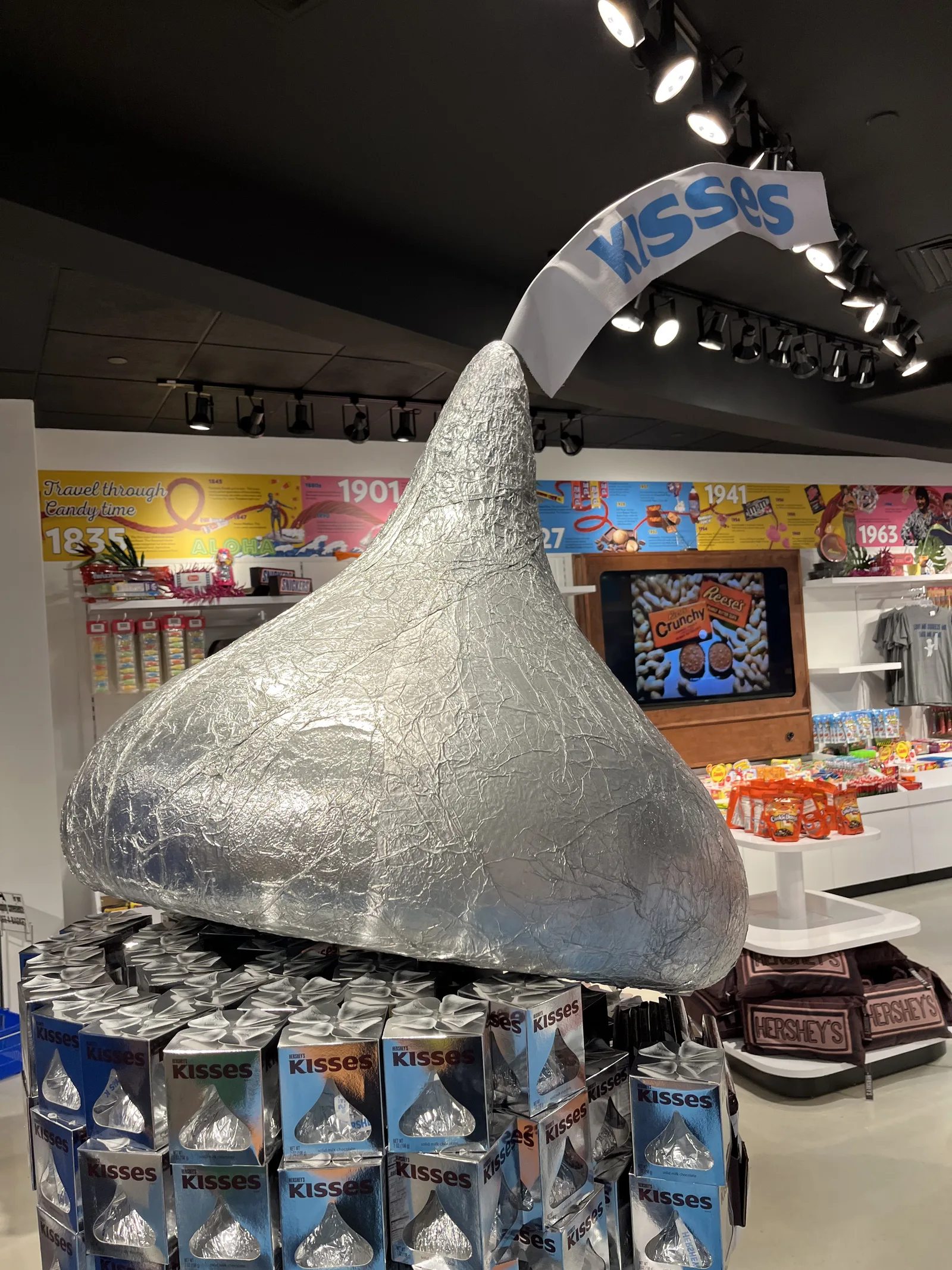 巨大なハーシーズ・キスのオブジェとキスチョコの売り場