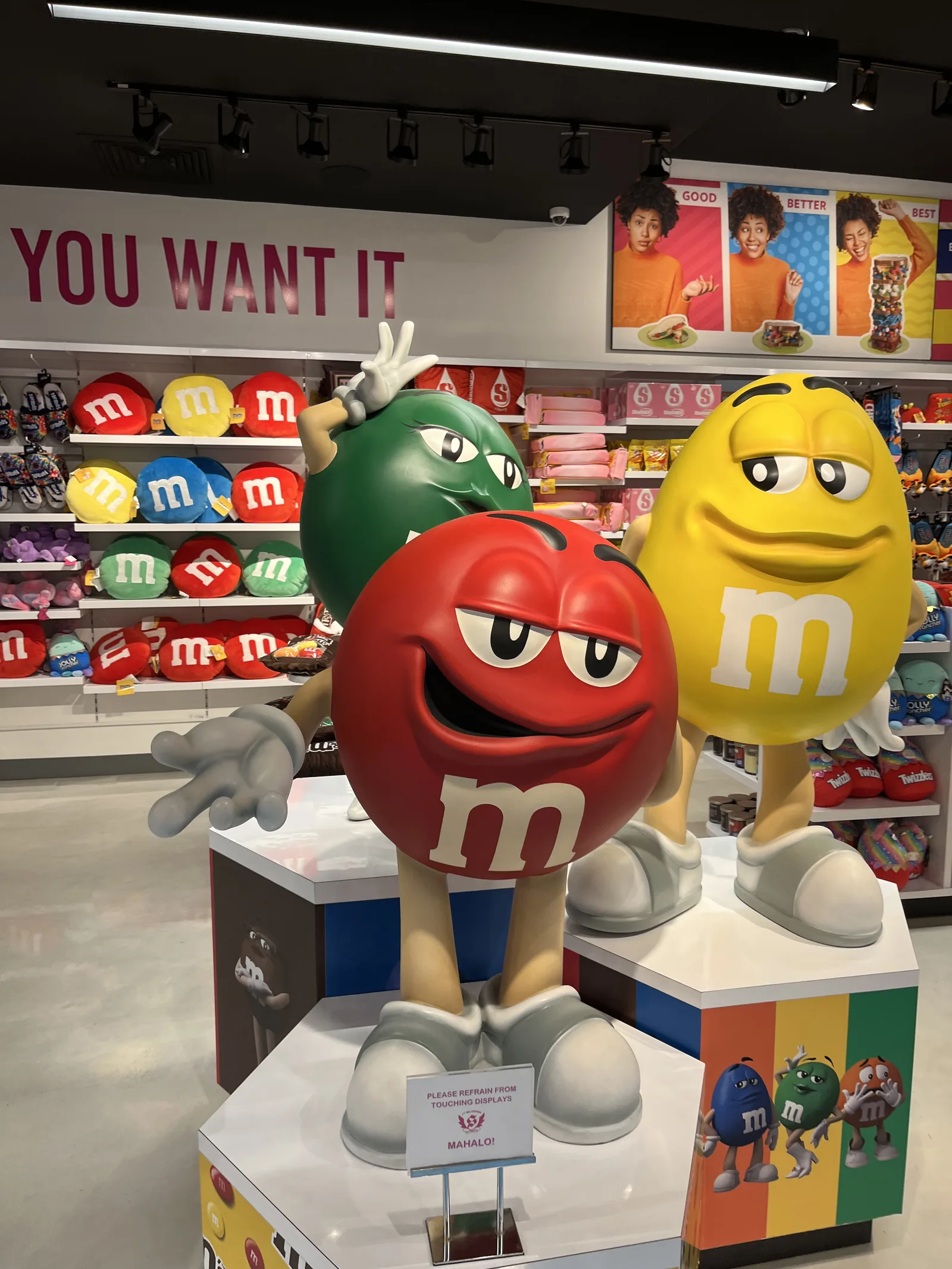 M&M'sのキャラクター像とグッズ売り場
