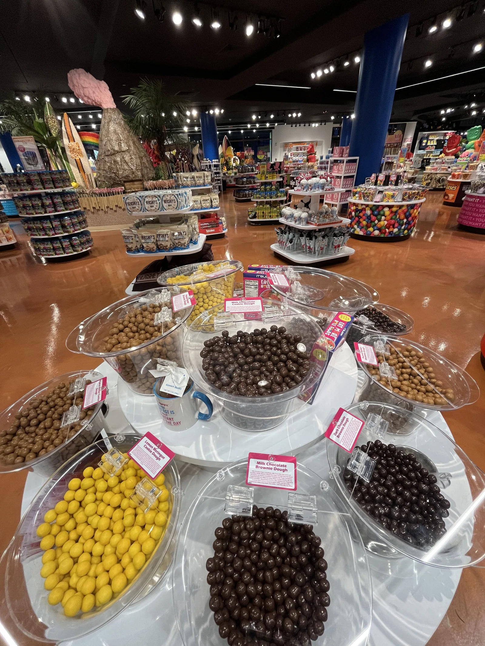 チョコレート菓子が並ぶ量り売りのカウンター