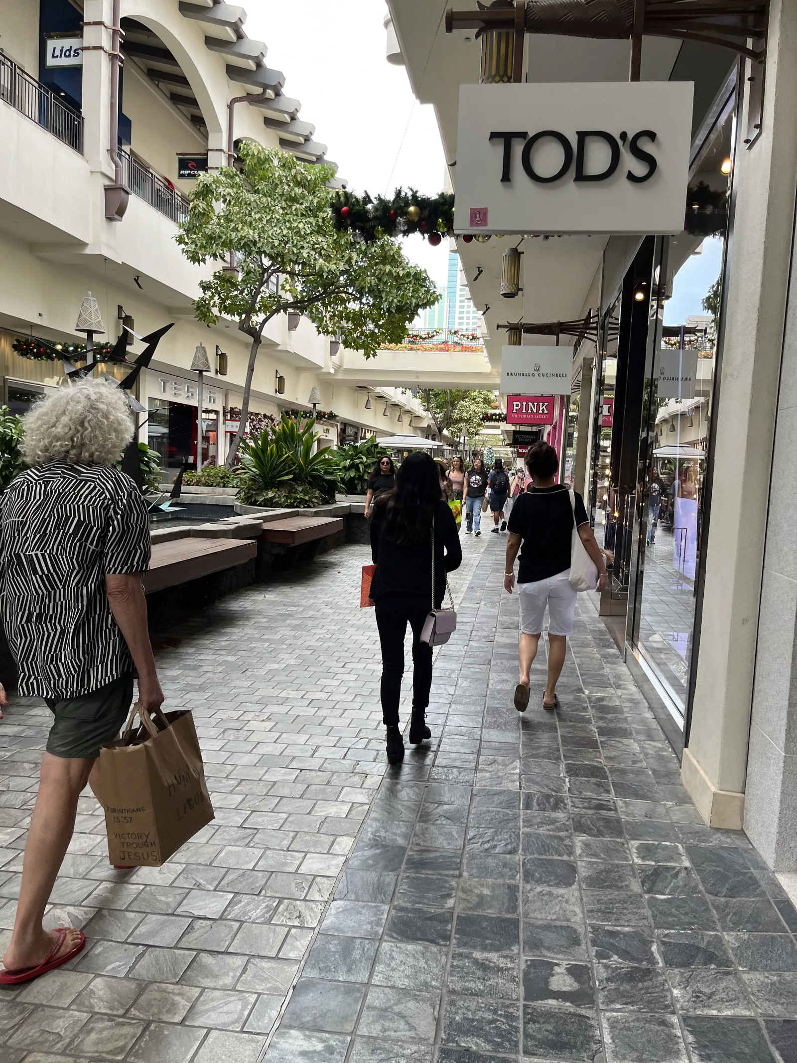 アラモアナセンターの通路を歩く買い物客