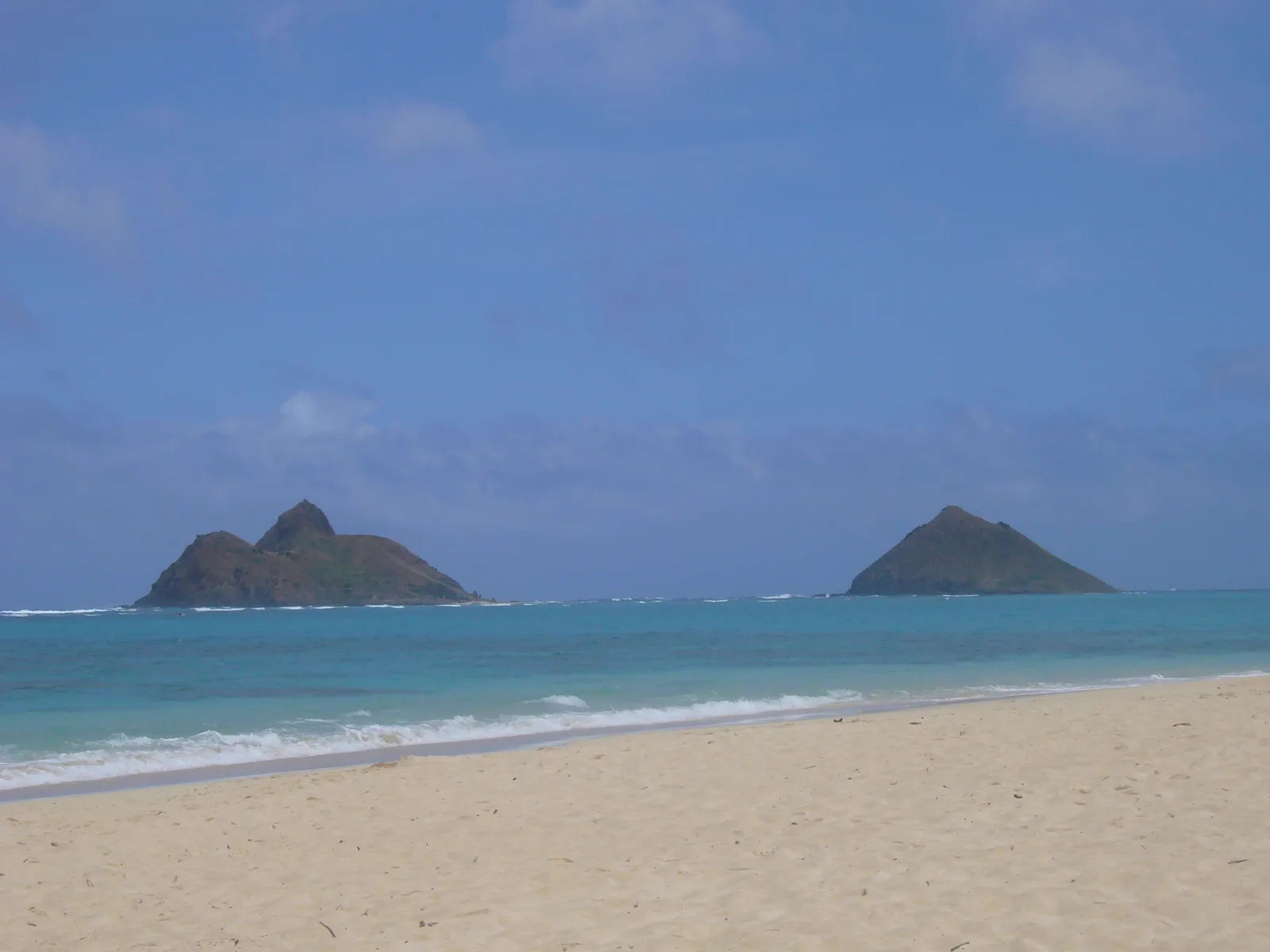 ラニカイ・ビーチと沖に浮かぶモクルア島