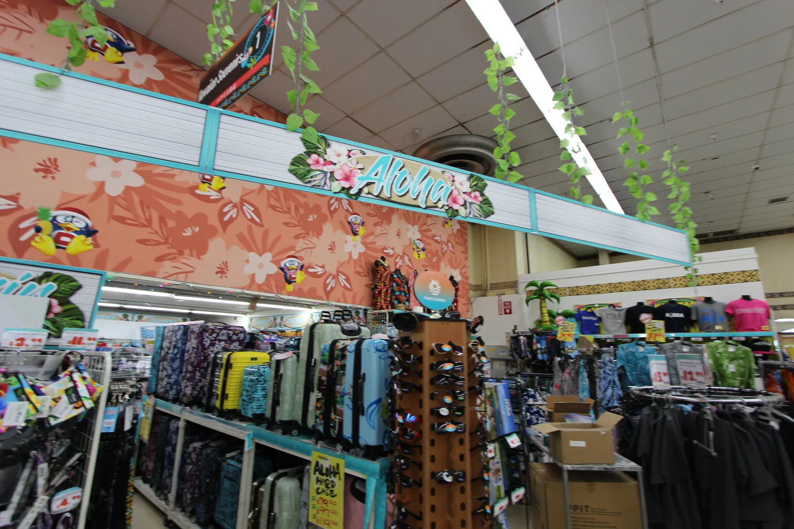 ドン・キホーテ カヘカ店のアロハシャツ売り場