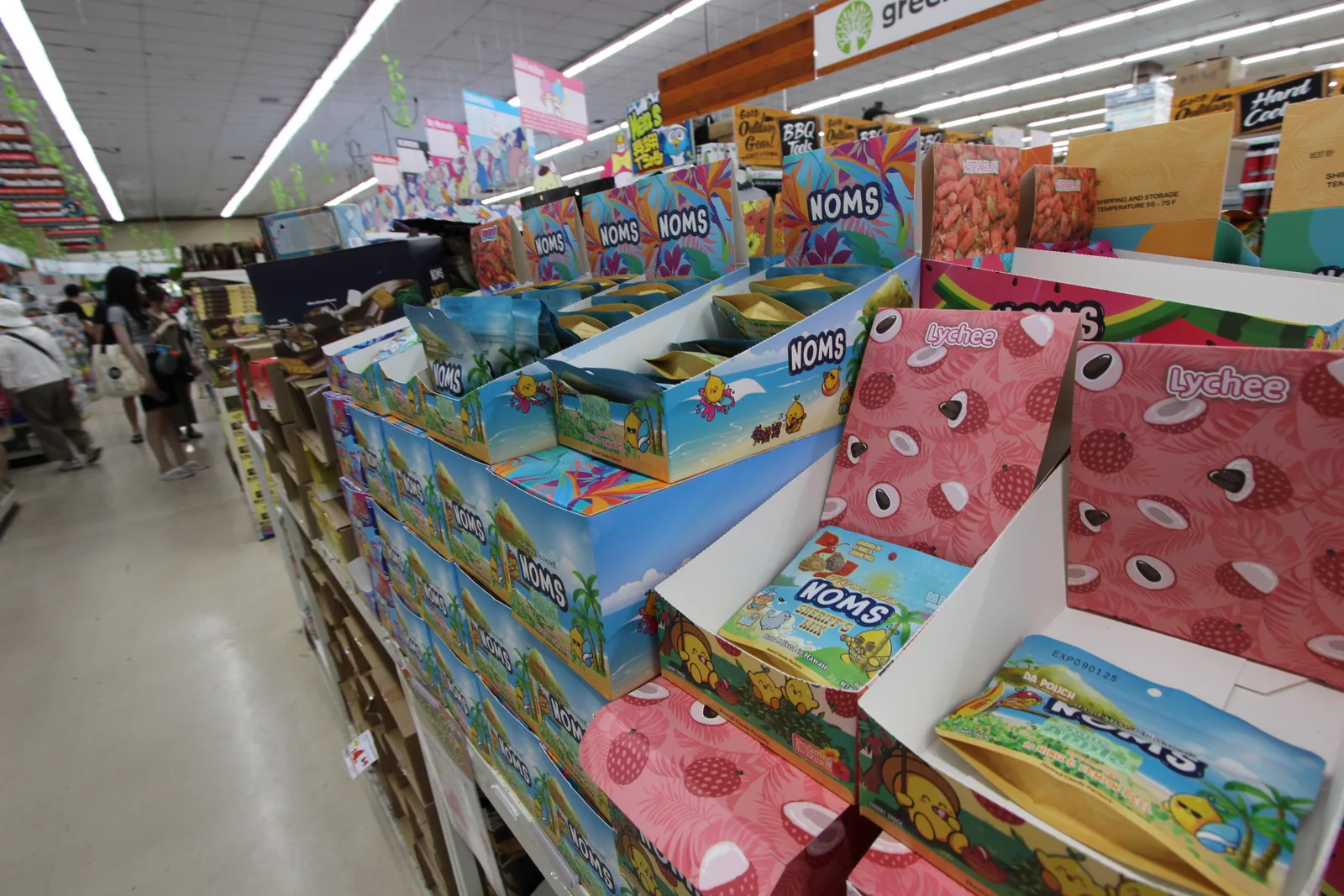 箱入りのマカダミアナッツチョコレートが積まれた売り場