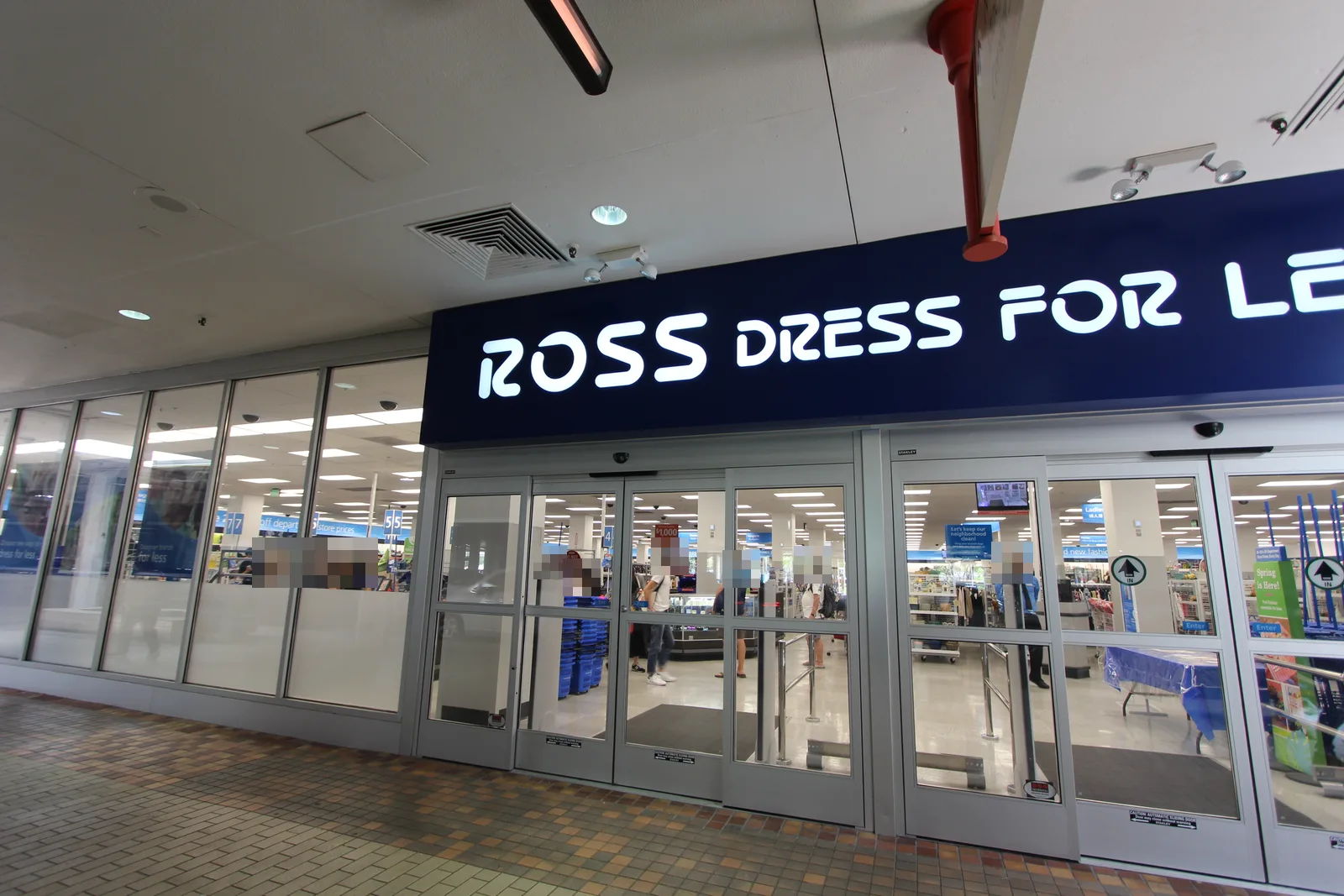 アラモアナセンターの通路に面した、紺色の看板「ROSS DRESS FOR LESS」とガラスの自動ドアの入口