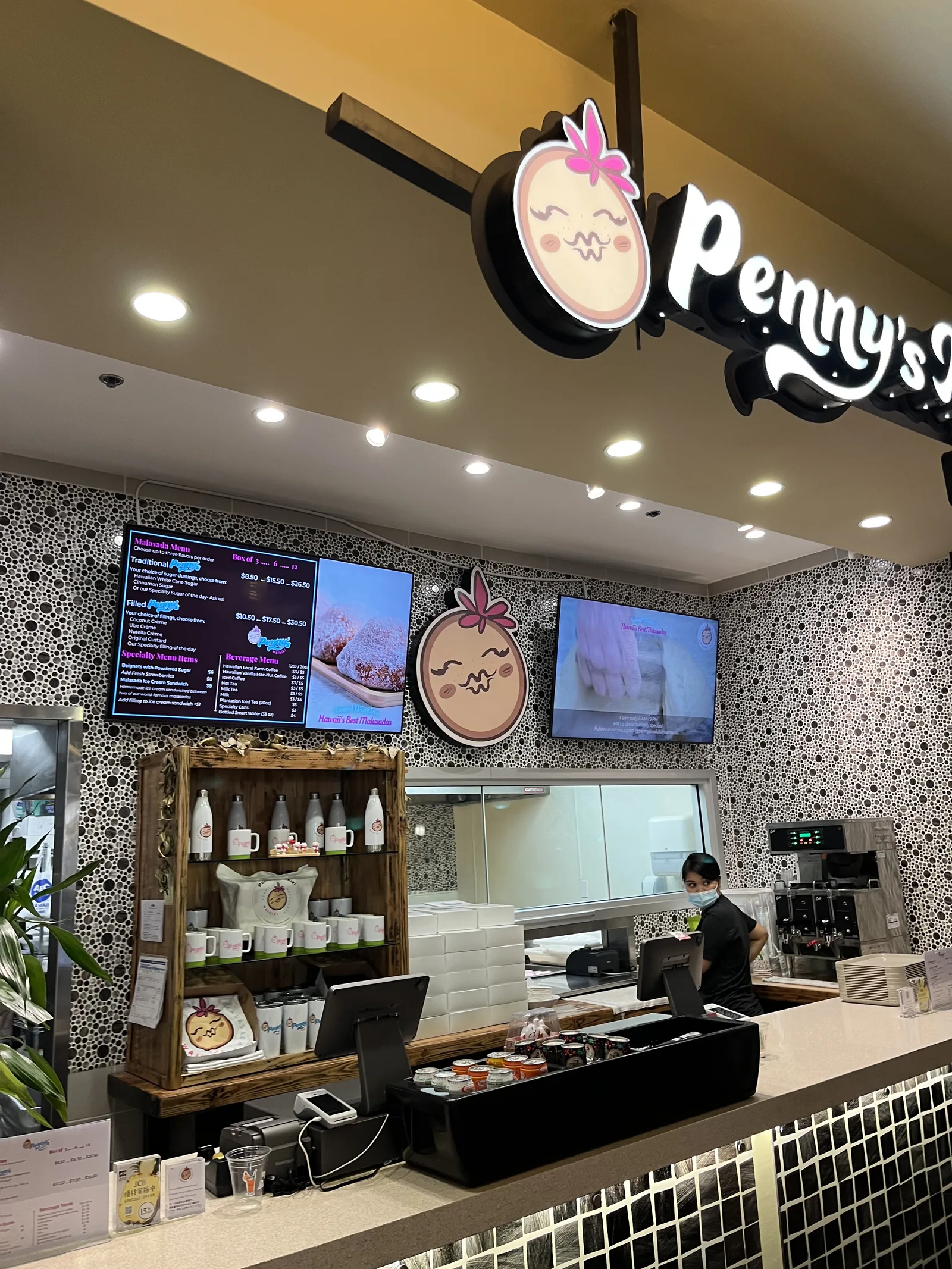 フードコートのプレートランチ店「ペニーズ」のカウンター