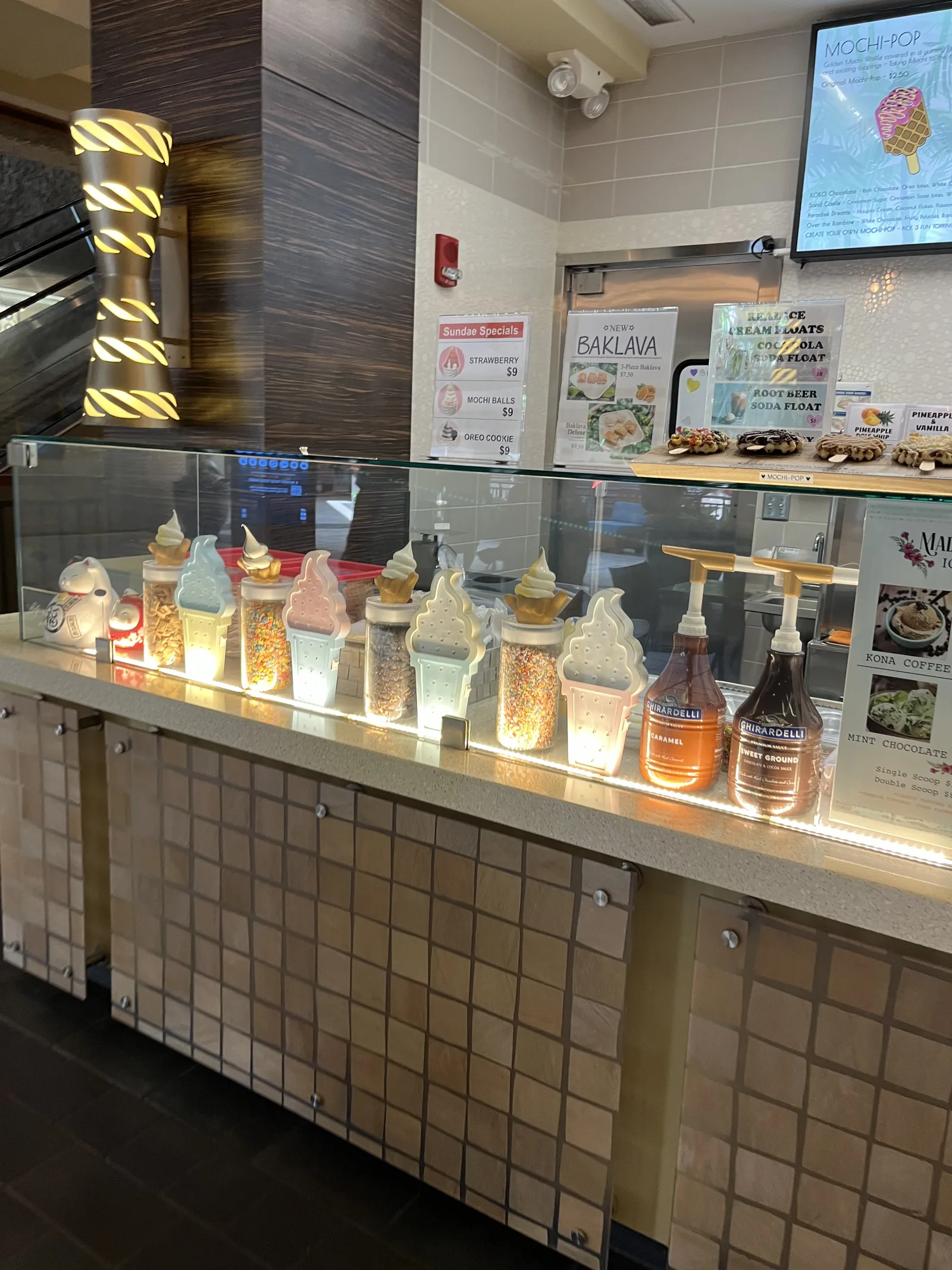 フードコートのシェイブアイス店のシロップが並ぶカウンター