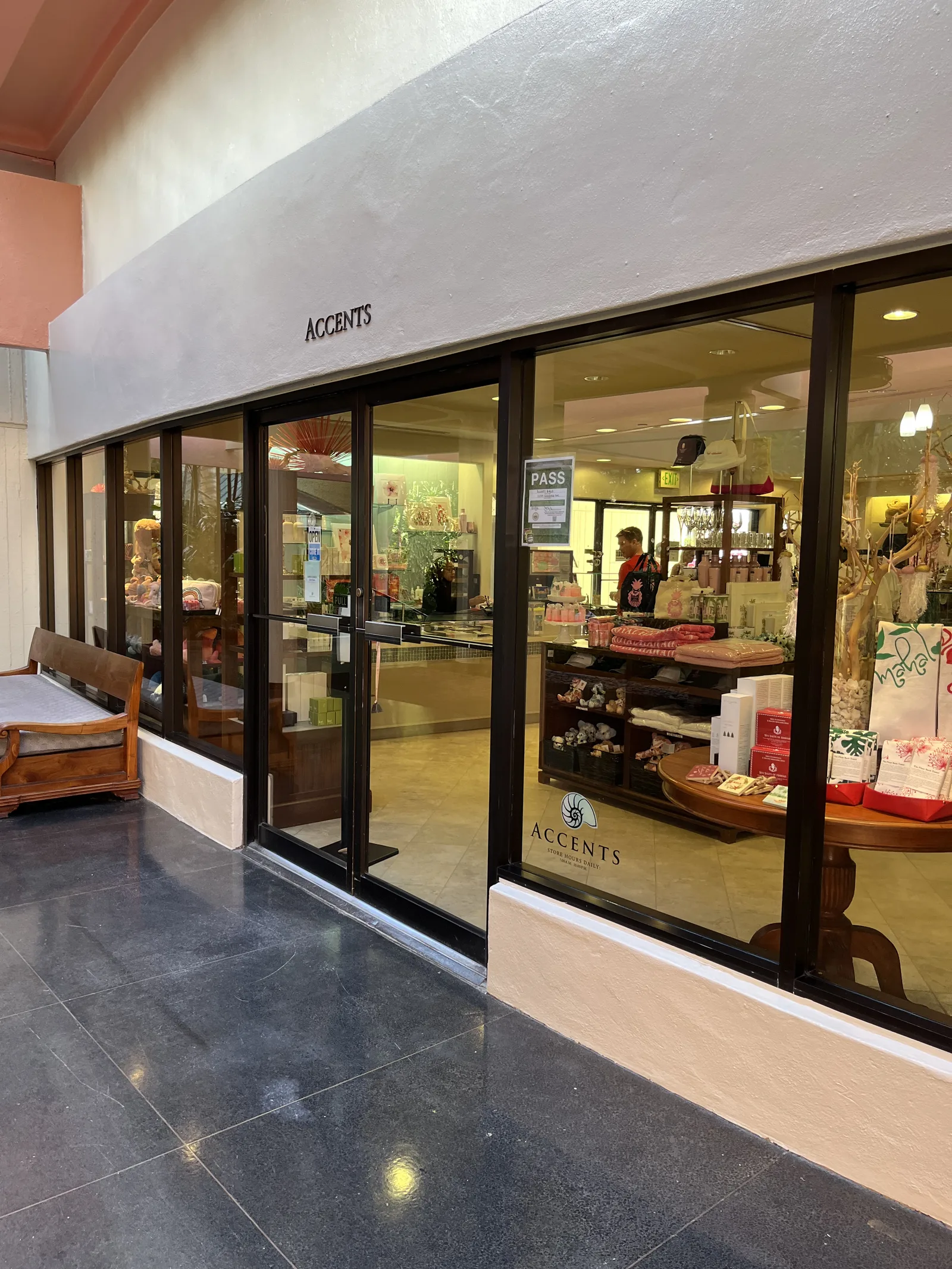 回廊沿いの雑貨店「ACCENTS」の店先