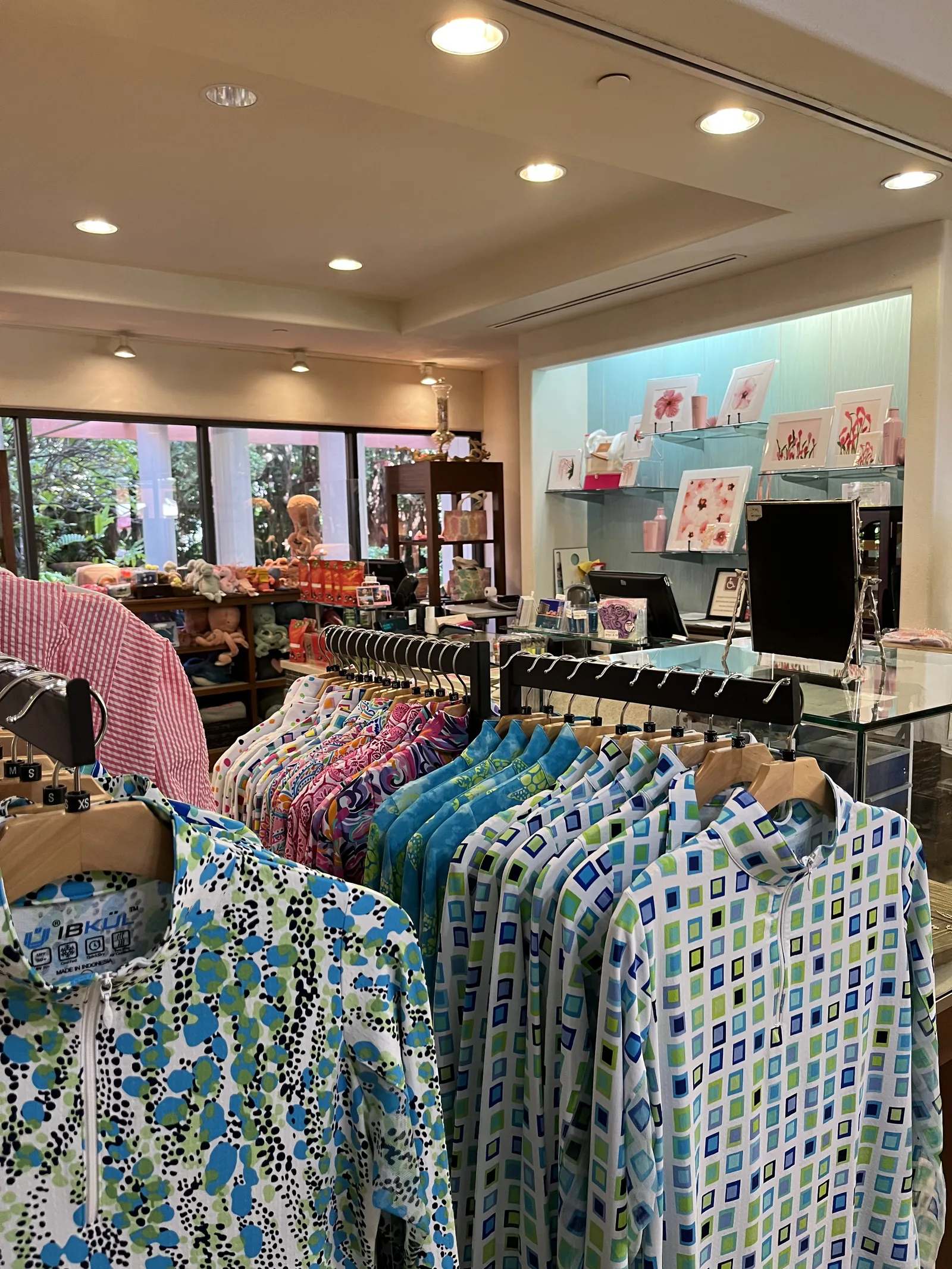 回廊沿いのお土産店に並ぶアロハシャツ