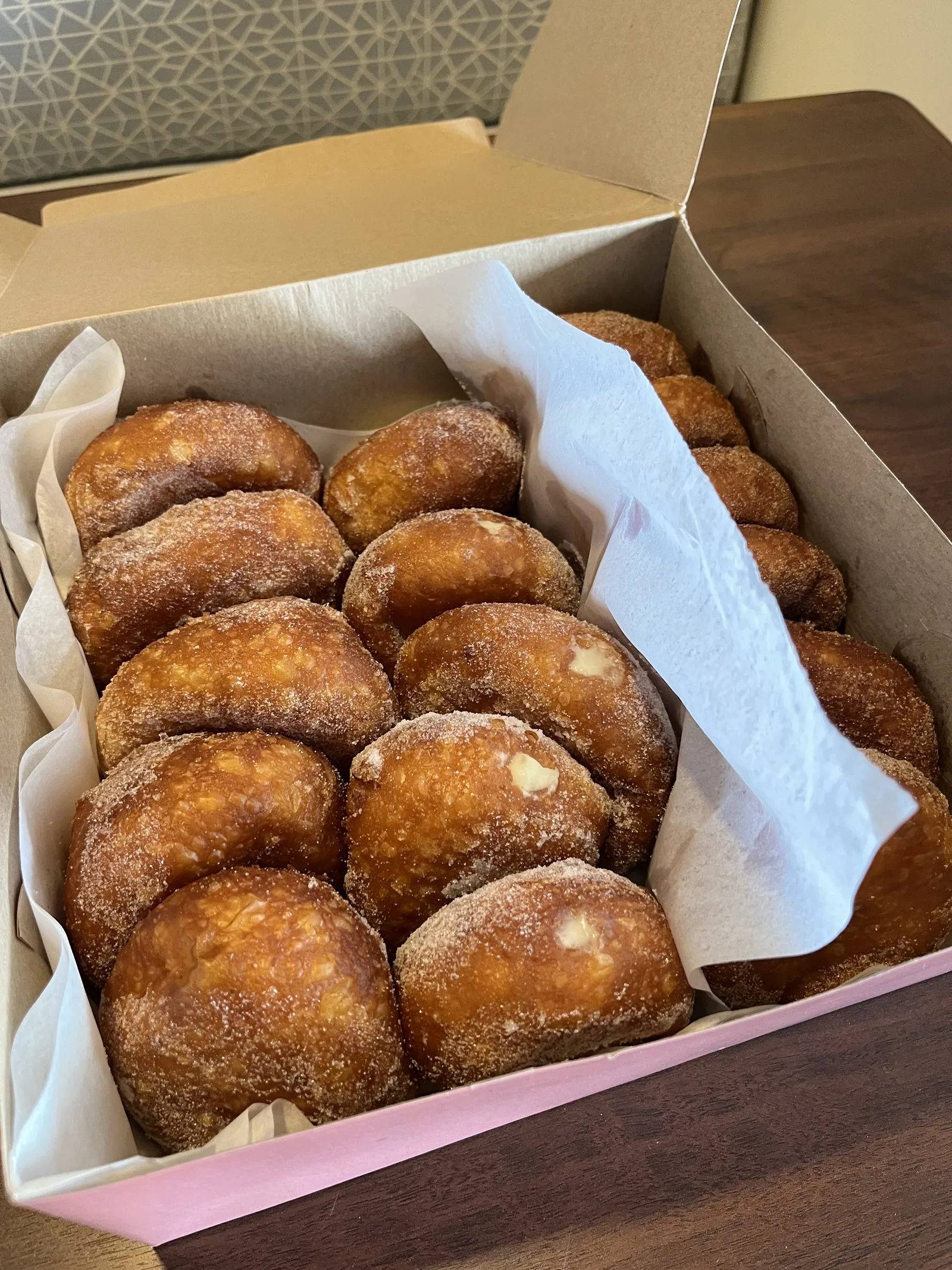 箱に入った揚げたてのマラサダ